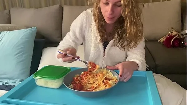 JE MANGE LES PATES AU SPERME DE MON HOMME ET J'ADORE CA !