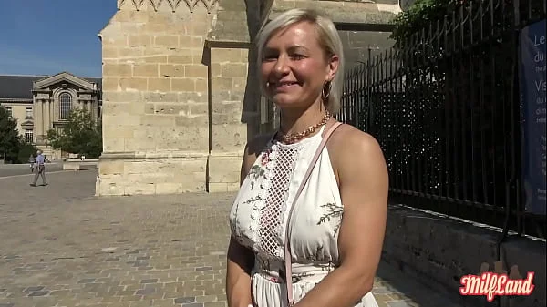 Kim, milf sexy, veut une jeune bite pour satisfaire ses envies part 1