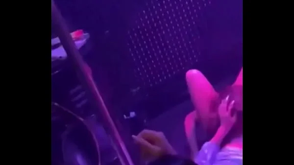 Fã pelada no show da pipokinha fazendo oral nela completo