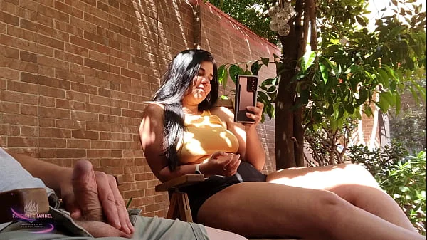 Mi hijastro saca su gran polla en el jardín, se excita mirándome y mostrando su erección a las vecinas. Mis pezones están muy duros y no llevo sujetador