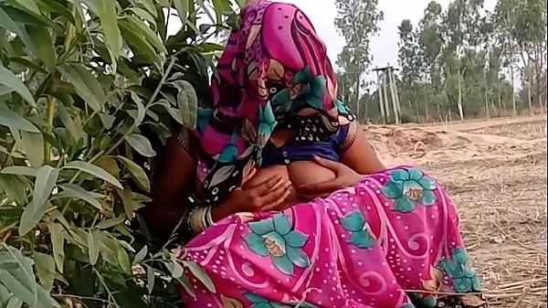 गेहूं का भूसा भरने गयी खेत और चुदवाने लगी