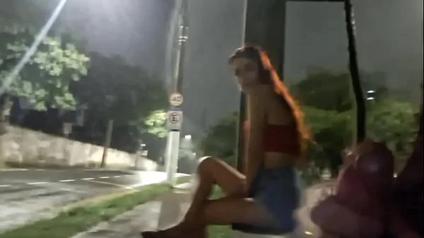 Punheta arriscada na rua pra ruiva gostosa no ponto de onibus