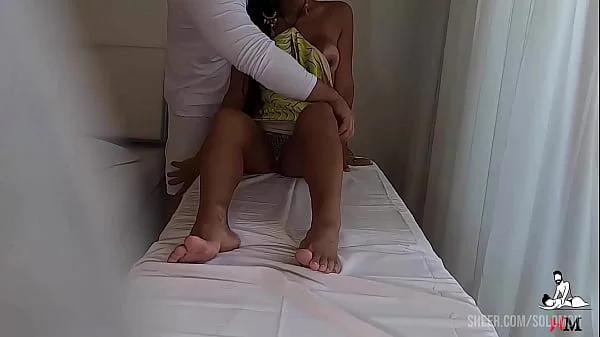 FLAGRANTE - Casada filmada pegando no pau do terapeuta de Massagem tantrica - Massage