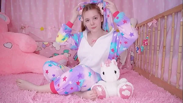 COZY ANAL: a babe in pajamas plays with her hole :3