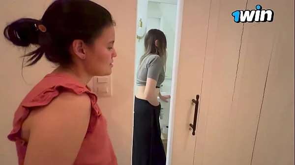Le doy ordenes sexules a mi novia y se viene en un baño público.