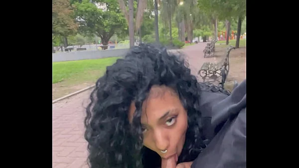 TOMANDO LECHE EN UN PARQUE PÚBLICO DE DIA EN BUENOS AIRES
