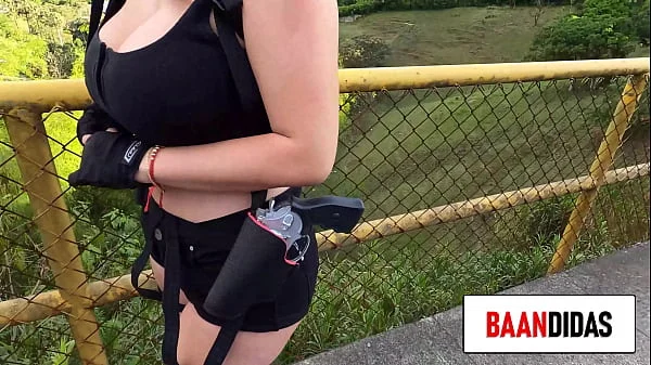 COSPLAYER CACHONDA sola CAMINANDO quiere vergas grandes