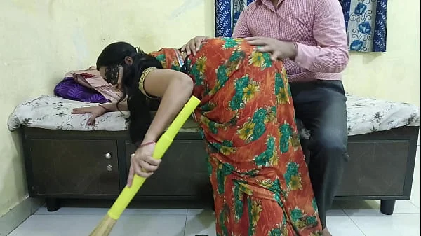 देसी भाभी ने अपना घर साफ कर रही थी तो उसका साहब आकार चोद दिया भाभी को