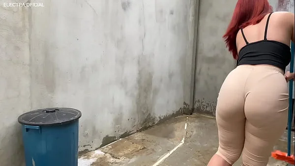 Contratei essa empregada e olha a roupa que ela veio, fiquei louco de tesão, que bunda grande