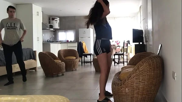 Tik tok bailando mientras su hermanastro perverso observa y se masturba y se le acerca a chuparle las tetas y terminan follando duro y delicioso final