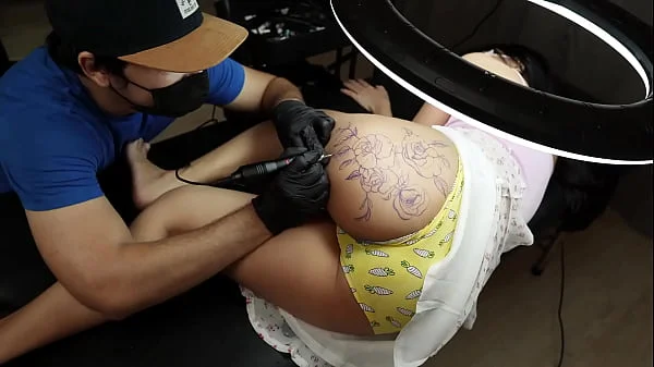 Big Ass girl while tattoo ,feeling horny and seduce the artist