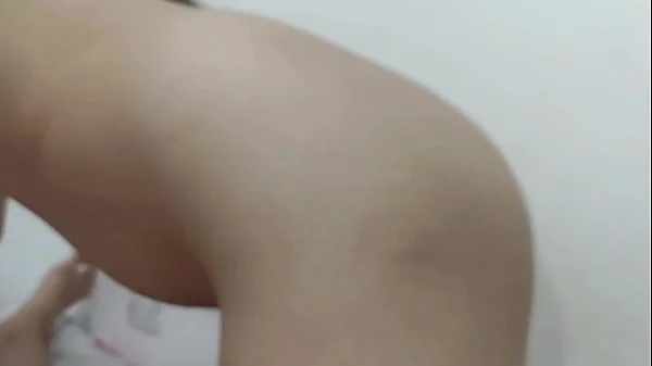 Desvisto a mi timida hermanastra para chuparle sus grandes pechos y echarle mi leche ahí.