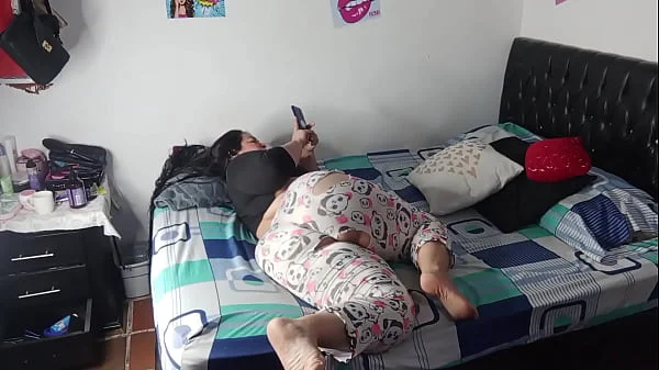 Voy a cobrarle lo del arriendo a la inquilina, pero ella tiene otra forma de ajustar cuentas y es dejando que me le folle su coño y sacandome la leche