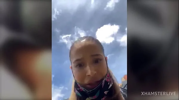 Sara fun squirt en público