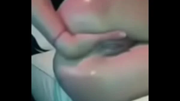 En manque de bite je me fist le cul