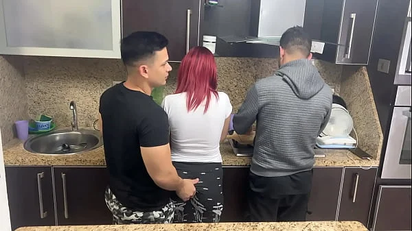 Esposa y su Marido Cocinando pero Ops su Amigo le Mete Mano a su Esposa al Lado de el que Descaro NTR Netorare