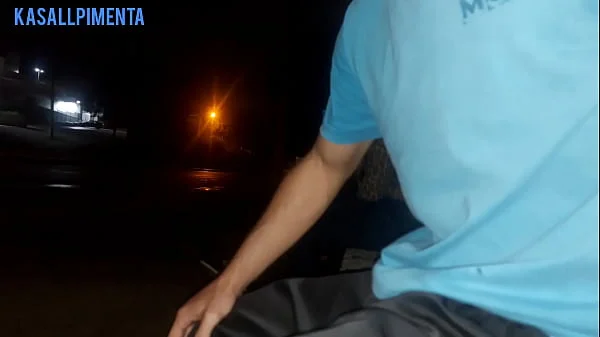 Sério !! Eu corro o risco de colocar meu pau na frente dessa mulher esperando o ônibus ... Como ela vai reagir?
