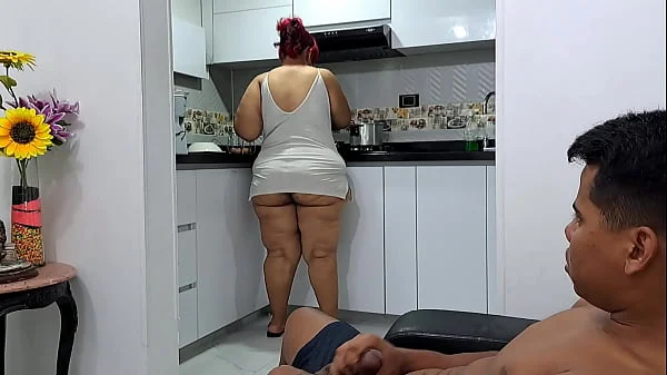 Mi madrastra me atrapa masturbándome mientras veo su gran culo. Parte 1.