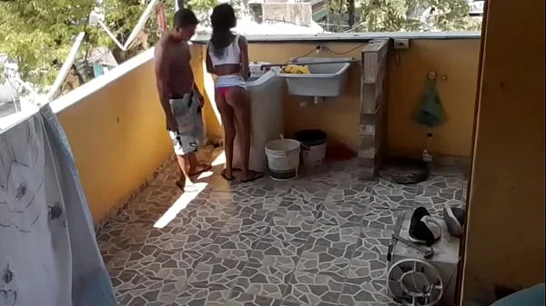 Enteada que estava lavando roupa foi Surpreendida pelo padrasto pervertido que botou ela para chutar seu pênis fuder de quatro.