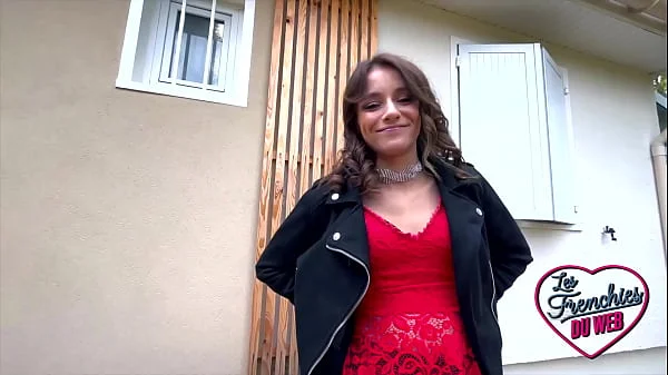 Ariana doit s'occuper de deux grosse bites