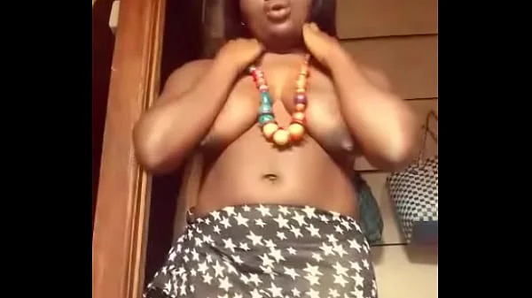 Une jeune fille du Congo se masturbant
