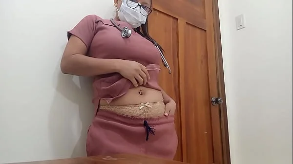 vieja sucia de la limpieza hace porno casero en su lugar de trabajo, ella cree que su cuerpo usado y sus tetas naturales, puede con grandes penes y sexo intenso