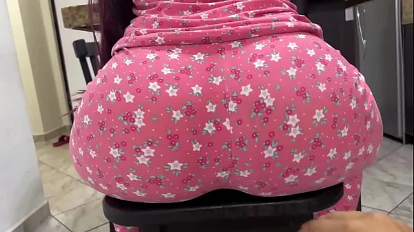 Hijastra Provocando a su Padrastro Sentada con el Culo Para Afuera