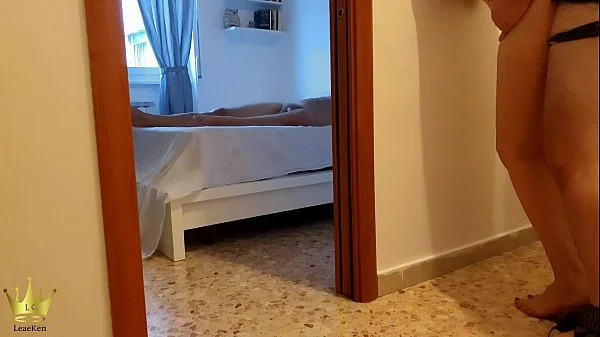 L'idraulico ci spia mentre scopiamo e di nascosto lo premio con un bel pompino - Leaeken ITA
