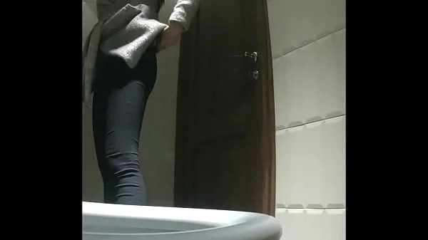 Girls and women show their shaved pussies in the toilet (MOV 98)