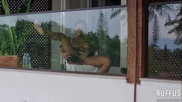 Espionando a vizinha vadia se masturbando na varanda