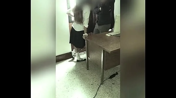 CÁMARA Graba a MAESTRO Y ALUMNA en la Oficina del Colegio! Colegiala Mexicana se DEJA FOLLAR por el PROFE por una MEJOR CALIFICACIÓN! Video Amateur Real!