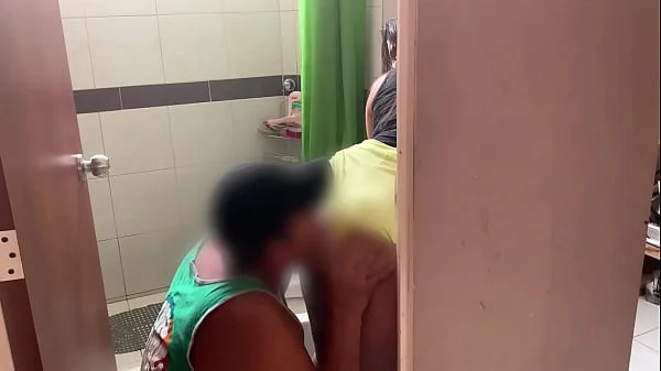 Le agarro las nalgas a mi primastra en el baño la invito a jugar disfruto mucho su culo redondo