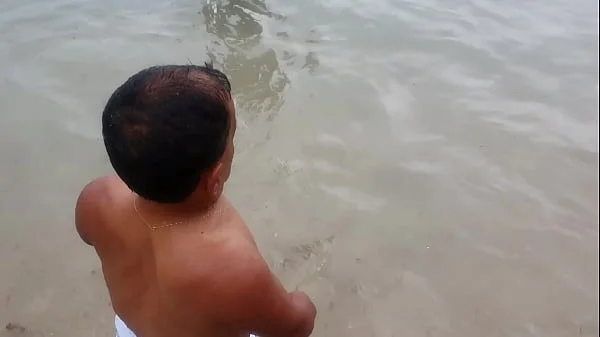 A mulhererada na praia querendo o anão da televisão Zezinho Teves . Paty Bumbum  - Fada Mel  .