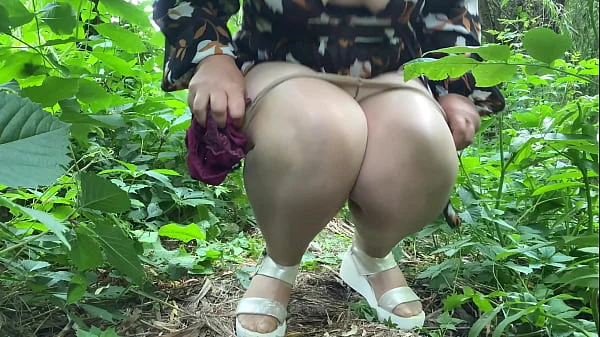 MILF peeing outdoors and wiping her dirty pussy with her panties