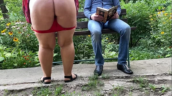 Big ass milf pee next to me in the park on a bench